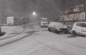 श्रीनगर से शिमला मनाली तक बर्फबारी, कश्मीर में 24 फ्लाइट्स रद्द, बर्फ से ढका कश्मीर और टूरिस्टों का उत्साह