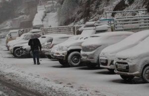 जम्मू-कश्मीर: डोडा में भारी बर्फबारी, जम्मू-श्रीनगर हाईवे बंद, लोगों को घर में रहने की सलाह