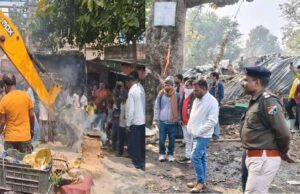 भागलपुर में रेलवे की जमीन पर बनीं 80 दुकानों पर चला बुलडोजर, माले ने किया प्रदर्शन