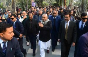 बिहार के मुख्यमंत्री नितीश और अधिकारीयों ने विभिन्न इलाकों का किया भ्रमण, लोगों का किया अभिवादन