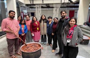 छात्रों ने जानी परंपरा की कला, ठप्पा छपाई से लेकर बहते पानी में कपड़े धोने की तकनीक सीखी