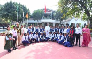 स्कूल के विद्यार्थियों ने लोकभवन का किया भ्रमण