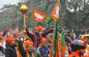 नागपुर में BJP उम्मीदवार की घेराबंदी, नामांकन वापसी के विरोध में समर्थकों ने घर में किया नजरबंद