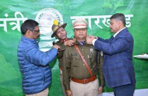 मुख्यमंत्री हेमंत सोरेन ने आईपीएस प्रमोट अधिकारियों को दी बधाई, बैच पहनाकर किया सम्मानित
