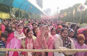 मकर संक्रांति से पहले गोरखनाथ मंदिर में श्रद्धालुओं की भीड़, खिचड़ी चढ़ाने का सिलसिला शुरू