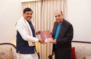 पद्मश्री लेखक आलोक मेहता ने मुख्यमंत्री डॉ. यादव को भेंट की ‘मोदी राज के 25 वर्ष’ पर केंद्रित पुस्तक