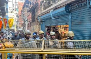 वाराणसी दालमंडी में अवैध निर्माण पर चला बुलडोज़र, भारी पुलिस बल की तैनाती