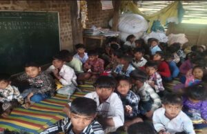 बड़वानी में शिक्षा की दुर्दशा:गाय-बकरियों के तबेले में ठूंसे गए 40 आदिवासी बच्चे!
