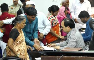 जनदर्शन में कलेक्टर ने सुनी लोगों की समस्याएं