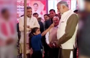 कैबिनेट मंत्री ने बेबाक रिपोर्टर के पैर छूकर किया सम्मान, फेसबुक पर शेयर किया VIDEO