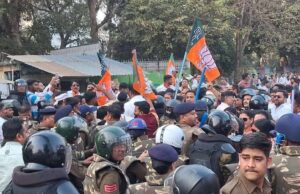 MP में सियासी घमासान: पुतला दहन के बाद भाजपा-कांग्रेस कार्यकर्ता आमने-सामने, थाने का घेराव