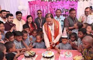 बच्चों की मुस्कान से मना मुख्यमंत्री साय का जन्मदिन, सेवा का दिया बड़ा संदेश मुख्यमंत्री साय ने बच्चों संग बांटी खुशियाँ, मुस्कान बना सबसे खास तोहफा केक नहीं, बच्चों की खुशी बनी मुख्यमंत्री साय के जन्मदिन की असली सौगात