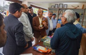 भारतीय कृषि अनुसंधान परिषद के महानिदेशक ने इंदिरा गांधी कृषि विश्वविद्यालय के उत्पाद विक्रय काउंटर का किया अवलोकन