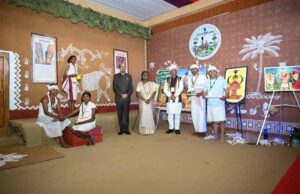 राष्ट्रपति द्रौपदी मुर्मु ने जनजातीय परंपराओं व संस्कृति पर आधारित भव्य प्रदर्शनी का अवलोकन किया