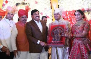 मुख्यमंत्री डॉ. यादव ऊर्जा मंत्री तोमर के सुपुत्र रिपुदमन के विवाह समारोह में शामिल हुए वर-वधु को दिया आशीर्वाद