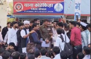 मेडिकल छात्रा की मौत को लेकर परिजनों ने किया थाने पर प्रदर्शन