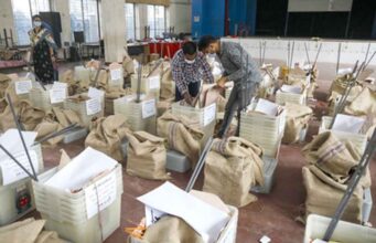 बांग्लादेश में वोटिंग खत्म, कई बूथों पर बवाल, महिला एजेंट्स से बदसलूकी के आरोप