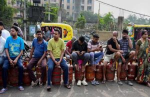 MP में LPG की किल्लत: ऑनलाइन बुकिंग ठप, सर्वर डाउन, एजेंसियों के बाहर लंबी कतारें