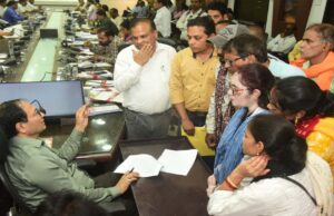 कलेक्टर ने जनदर्शन में सुनी आमजनों की समस्याएं, अधिकारियों को दिए त्वरित कार्यवाही के निर्देश
