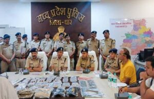 धार एवं खंडवा जिले की संयुक्त पुलिस टीम ने नकली इनकम टैक्स अधिकारी बनकर डकैती करने वाले गिरोह का किया पर्दाफाश
