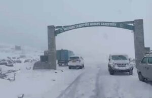 भारी बर्फबारी से जम्मू-कश्मीर की मुख्य सड़क बंद, यातायात प्रभावित