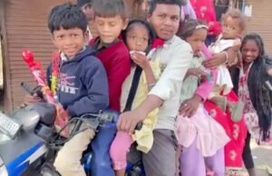 9 सवारियां, 1 बाइक: जान जोखिम में डालकर मौत का सफर, वीडियो देख चकराया पुलिस का माथा