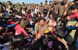 लखनऊ: पुलिस अधिकारियों ने गरीब बच्चों के साथ खेली होली, मासूमों को दिए उपहार