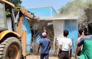 जिला प्रशासन द्वारा अतिक्रमण हटाने की गई कार्रवाई की गई