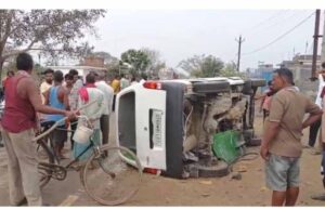 ट्रैक्टर से टकराई स्कूल वैन पलटने से 10 से ज्यादा बच्चे – टीचर घायल अस्पताल में इलाज जारी