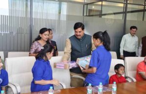 मुख्यमंत्री डॉ. यादव ने अपने जन्म दिवस पर दिव्यांग बच्चों को दुलारा बच्चों को दिये उपहार
