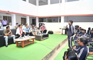 उपमुख्यमंत्री विजय शर्मा ने पुनर्वास केंद्र दंतेवाड़ा में युवाओं से की मुलाकात
