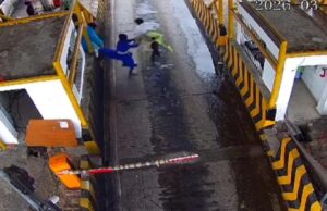 सिवनी NH-44 पर बवाल: गाड़ी रोकने पर निहंग सिखों ने टोलकर्मियों को तलवार की मूठ और डंडों से पीटा