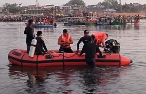 वृंदावन में बोट डूबने के बाद 10 की मौत, घंटों बाद दलदल में फंसी मिली बोट, 5 लोग अब भी लापता