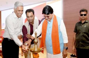 सभी अधिकारी नगरीय निकायों को स्वावलंबी और विकास केंद्र के रूप में करें स्थापित : मंत्री विजयवर्गीय