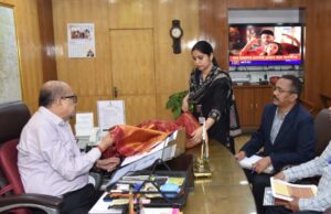 रायपुर : राज्यपाल ने कोसा वस्त्रों के नवाचार और बुनकरों के आर्थिक सशक्तिकरण पर दिया जोर