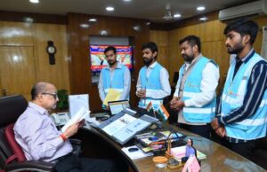 रायपुर : राज्यपाल डेका से फिल परमार्थ आश्रम के संस्थापक ने की भेंट