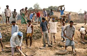 कोरिया : ’राज्य से आए तकनीकी अधिकारी एस के साहू ने परखी मनरेगा कार्यों की गुणवत्ता’