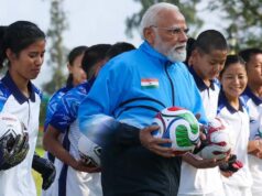 पीएम मोदी ने फुटबॉल मैच में गोल के बाद खिलाड़ियों के साथ मनाया जश्न, देखिए तस्वीरें