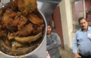 छिपकली कांड के बाद बंद कैंटीन, टिफिन पर भी लगी रोक: आरजीपीवी गेट पर छात्रों का विरोध प्रदर्शन