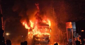 बारातियों से भरी बस में अचानक आग, शॉर्ट सर्किट की आशंका से मचा हड़कंप