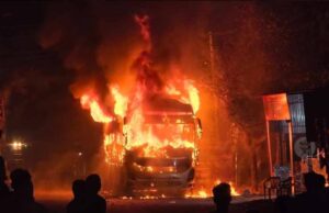 बारातियों से भरी बस में अचानक आग, शॉर्ट सर्किट की आशंका से मचा हड़कंप