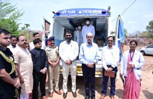 राज्यपाल रमेन डेका ने बेहराखार में पीएम जनमन अंतर्गत संचालित मोबाइल मेडिकल यूनिट का किया अवलोकन