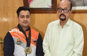 राज्यपाल डेका ने स्वर्ण पदक विजेता आर्मरेसलर मंत झा को दी बधाई राज्यपाल रमेन डेका