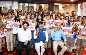 भोपाल के मेधावी विद्यार्थियों से मिले मंत्री सारंग