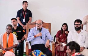 राज्यपाल रमेन डेका ने ग्राम बेहराखार जाकर विशेष पिछड़ी जनजाति बिरहोर समुदायों से की आत्मीय मुलाकात