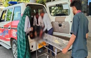 रतलाम के डायल-112 हीरोज सड़क दुर्घटना में घायल बुजुर्ग को अस्पताल में भर्ती कराया