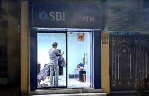 SBI ATM के अंदर नाई की दुकान, कैश लेने आए लोग देखकर रह गए हैरान