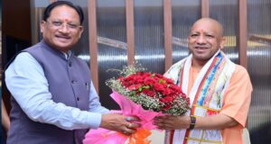 मुख्यमंत्री ने उत्तर प्रदेश के मुख्यमंत्री योगी आदित्यनाथ का किया आत्मीय स्वागत