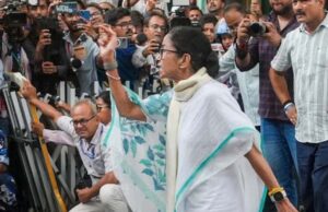 3 घंटे तक ममता की मौजूदगी, कार्यकर्ताओं का पहरा: टीएमसी के आरोप और EC का जवाब एक साथ