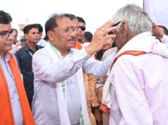मुख्यमंत्री विष्णु देव साय ने हितग्राहियों को अपने हाथों से पहनाया नजर का चश्मा